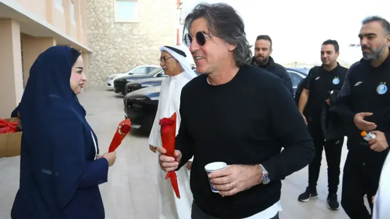 استقبال متفاوت از استقلال با دسته گل‌های قرمز در منامه!