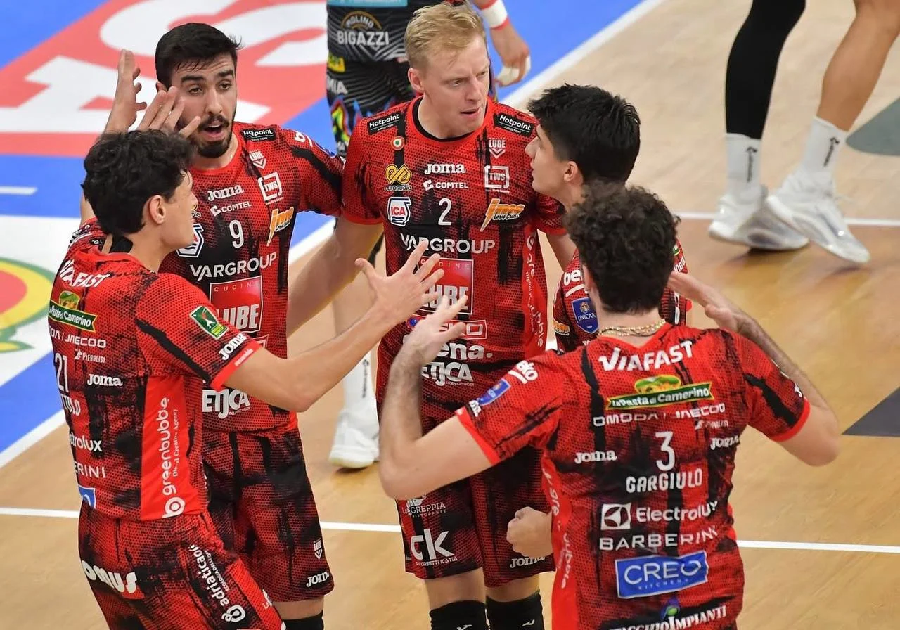 تنش غیرمنتظره پوریا حسین‌خانزاده با سرمربی تیم ملی؛ والیبال ایران زیر ذره‌بین سری‌آ!