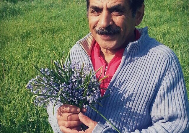 سکانس خنده دار رشید اصفهانی: وقتی می بینه مادرش گوشیشو تو الکل انداخته و میگه ننه این گوشی دیگه الکی شد فردا فیلم مبتذل پخش کرد نیای یقه منو بگیری😅 +فیلم