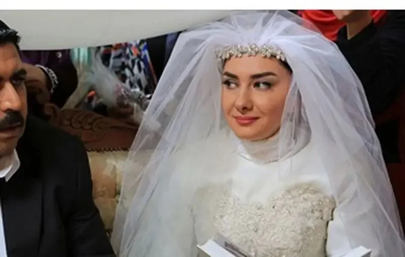 تصویر نادر هانیه توسلی با چادر و حلقه ازدواج در پشت صحنه‌ای از سال ۹۳ که همه را متحیر کرد!