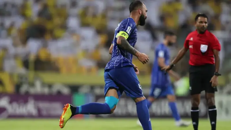 بازوبند کاپیتانی استقلال پس از غیبت طولانی دوباره به دست روزبه چشمی می‌رسد؟