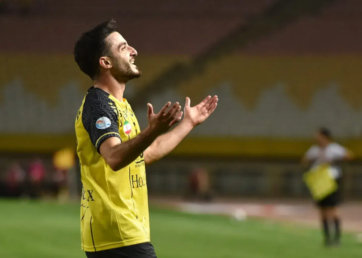 فرار تماشایی و سانتر طلایی لطفی؛ سپاهان چگونه صدر جدول را پس گرفت؟