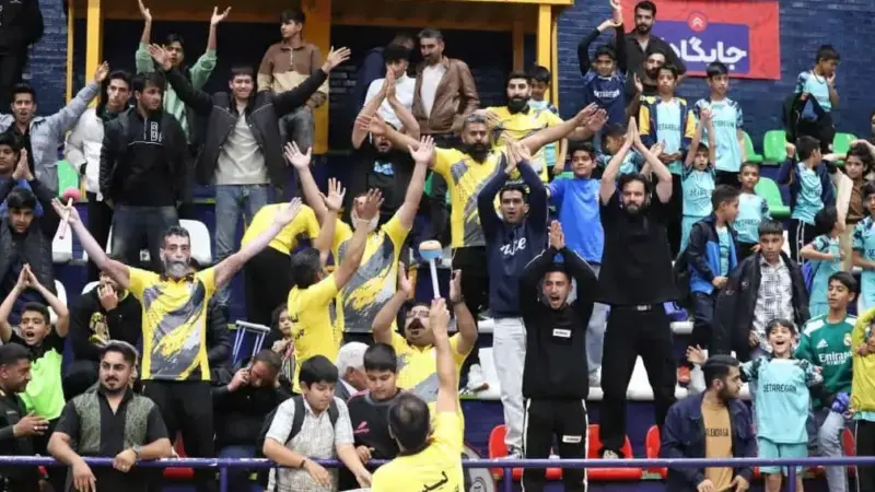 تشویق غیرمنتظره کاپیتان حریف توسط طرفداران سیرجانی؛ طعنه‌ای که جنجال آفرید!