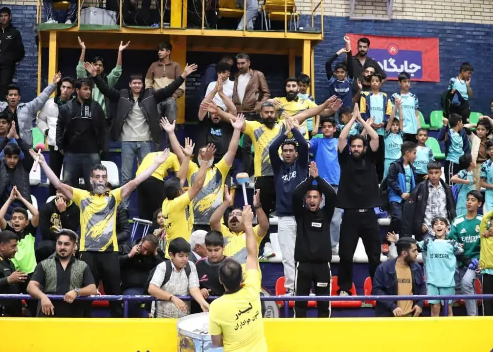 تشویق غیرمنتظره کاپیتان حریف توسط طرفداران سیرجانی؛ طعنه‌ای که جنجال آفرید!