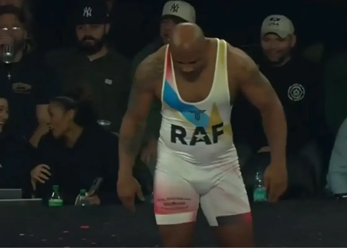 بازگشت حیرت‌انگیز ستاره کشتی کوبا در ۴۸ سالگی و شکست رقیب جوان‌تر با اختلاف چشمگیر!