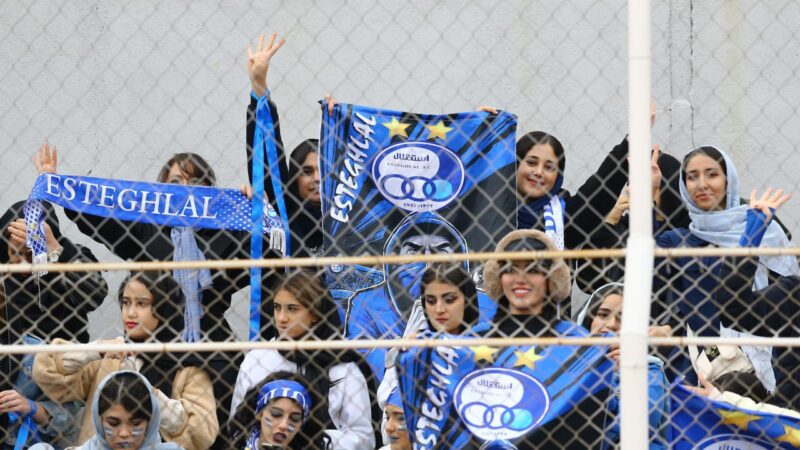 زنان استقلالی در آستانه ورود به ورزشگاه امام رضا(ع) مشهد؛ آیا اجازه صادر می‌شود؟