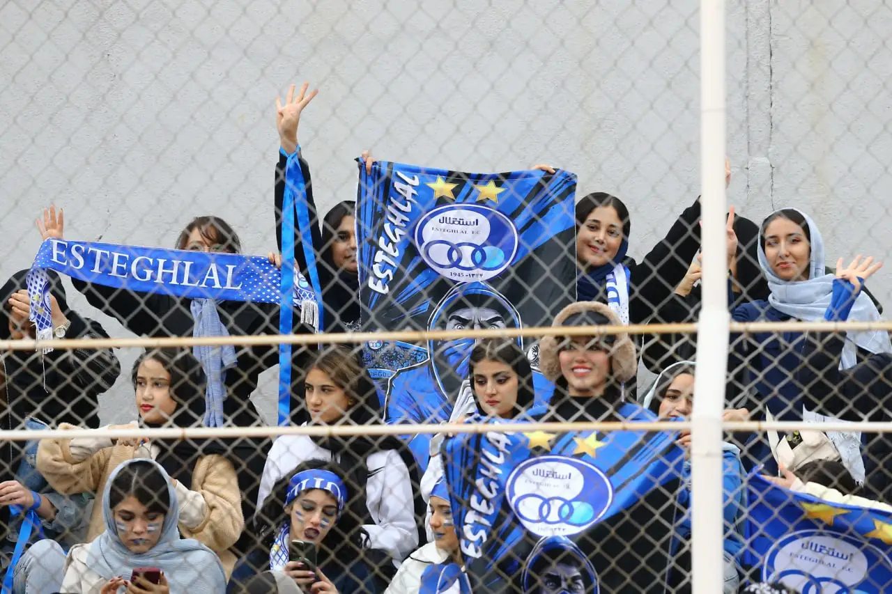 زنان استقلالی در آستانه ورود به ورزشگاه امام رضا(ع) مشهد؛ آیا اجازه صادر می‌شود؟