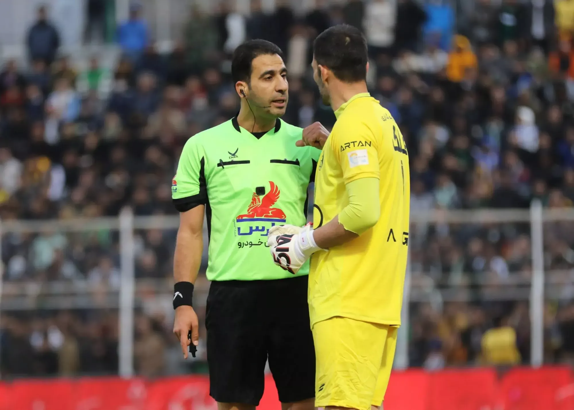 علیرضا فغانی در داوری دیدار خیبر و استقلال؛ لحظاتی که جنجال به پا کرد!