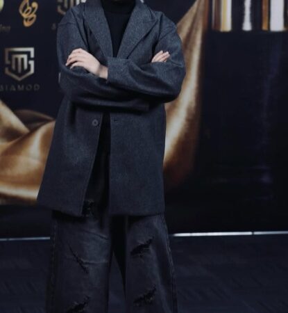 استایل جسورانه رایان سرلک؛ تنها نوجوان جشن حافظ با کت اورسایز و شلوار جین زاپ‌دار که همه را متحیر کرد!