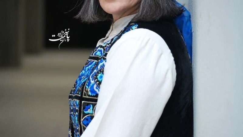 الهام پاوه نژاد گل به دست در کنار هنرمند مردمی معروف