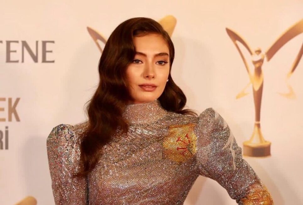 تصویری زیبا از نسلیهان آتاگول در غروب قرمز ساحل😍