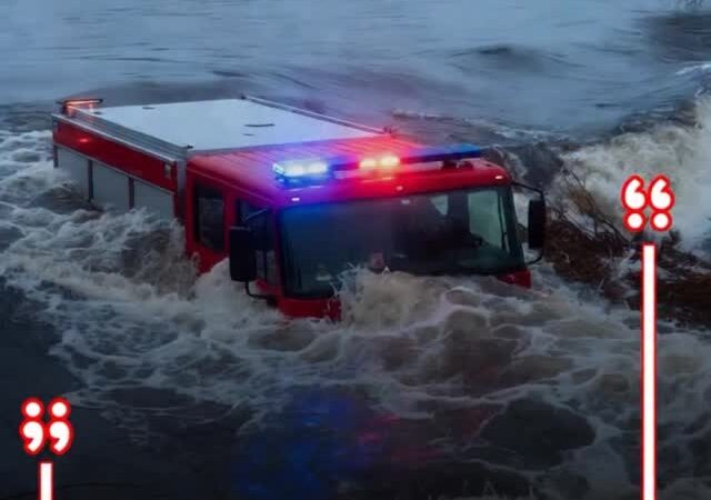 لحظه وحشتناک غرق شدن خودروی آتش نشانی در سیلاب شهرستان پارسیان با یک قربانی + ویدئو