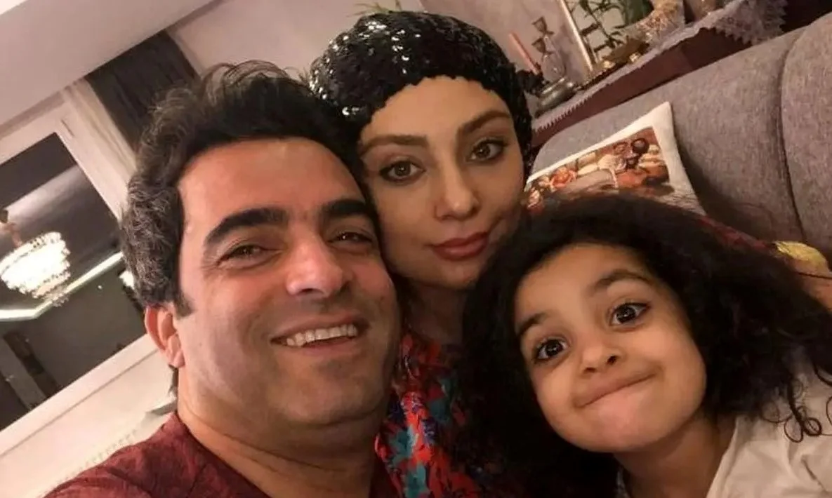 لحظه‌های ناب خوشحالی منوچهر هادی و یکتا ناصر کنار دخترشان پیش از جدایی!