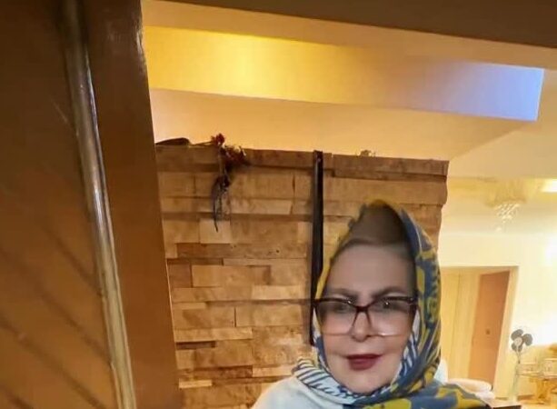 نگاهی به چیدمان منزل مجلل پوراندخت مهیمن بازیگر آذربایجانی کشورمان مزین به کادو روز مادر/ مبلمان سلطنتی، لوستر کریستالی اعیان، دیوار نما سنگی ، کفپوش طرح ورساچه و…