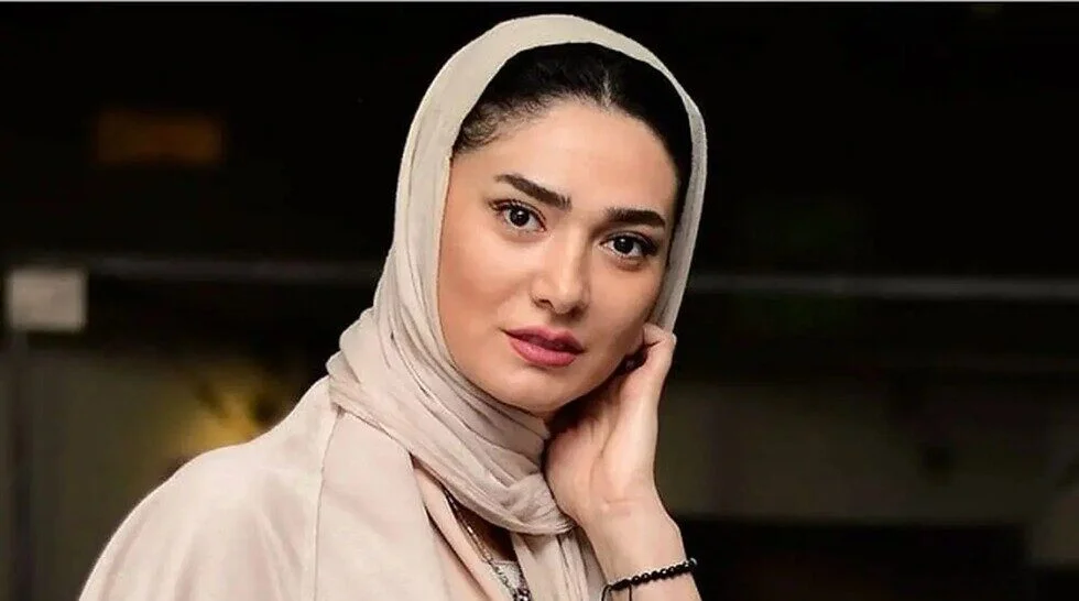 (عکس) ترکیب درست استایل کژوال مینا وحید بازیگر سریال 8 پا با اکسسوری سینماییش / هارمونی کامل شال و مانتو و کیف با هم