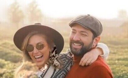 نگاهی به چیدمان شاهانه و اعیانی منزل بهرام رادان و همسرش، مینا مختاری/ از فرش زمردی و گل‌های غول‌پیکر تا مبلمان شیک