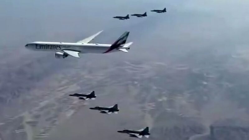 اسکورت هواپیمای رئیس امارات با جنگنده‌های JF-۱۷