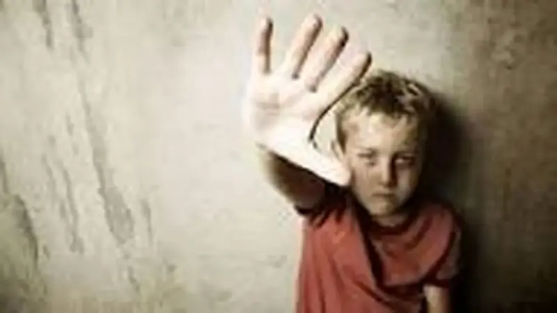تعرض 2 مرد به پسر بچه 10 ساله در پارک/ او را مورد ضرب و شتم قرار دادند/ ویدئو