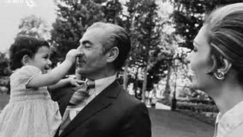 تصویری نادر از محمدرضا پهلوی و پسرش رضا در کاخ سعدآباد که سفر در زمان را تداعی می‌کند!