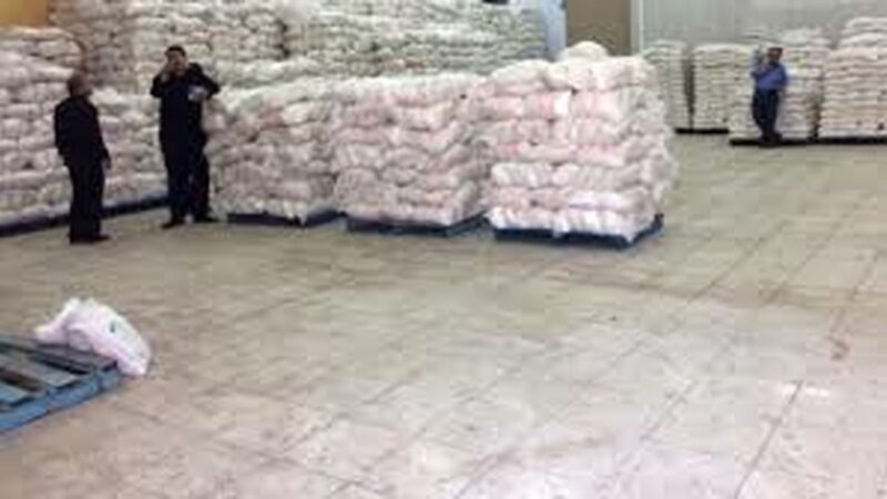 کشف انبار مخفی ۴۰۰ تُن برنج احتکاری در جنوب تهران؛ پلیس وارد عمل شد!