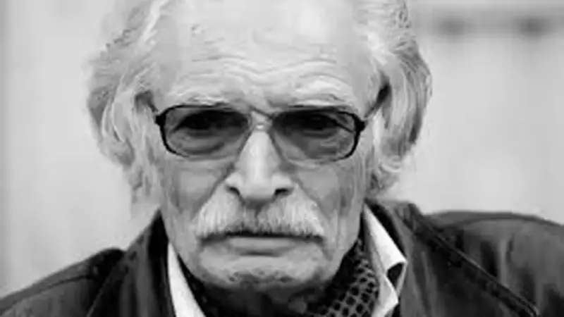 چهره‌ای نادر از محمود دولت‌آبادی در شب یلدا با سیگار در دست!