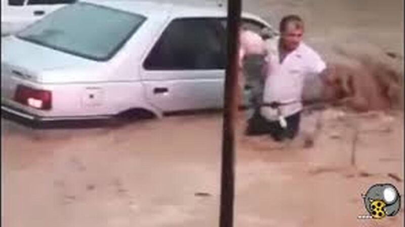 فیلم پربازدید از فداکاری یک شهروند ایذه‌ای در سیل