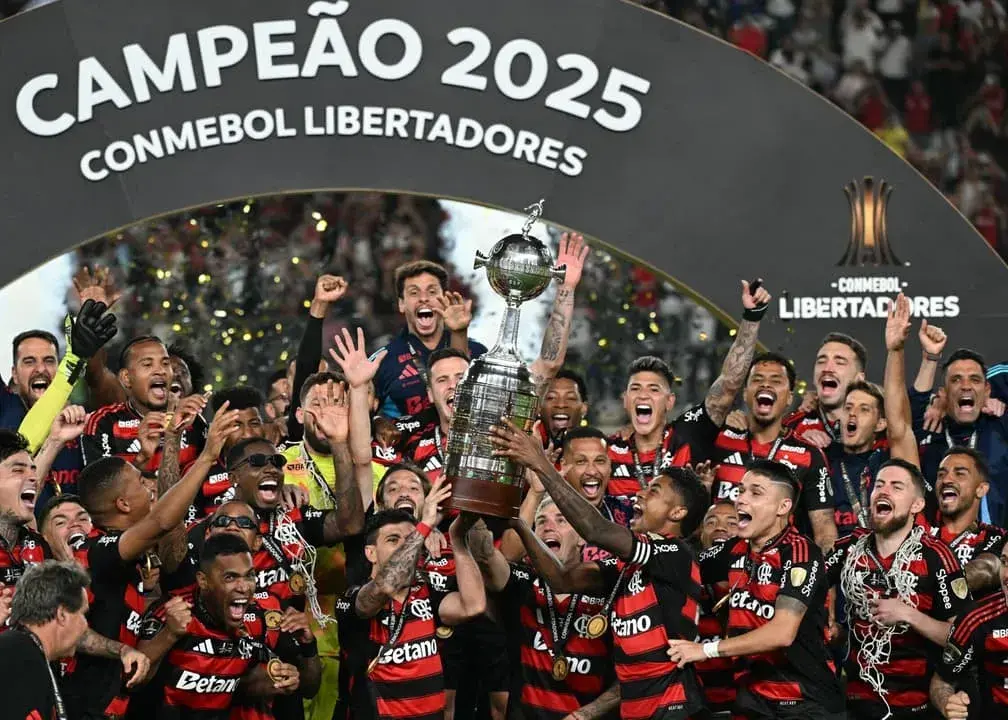 لحظه‌ای که جام کوپا لیبرتادورس شکست؛ تعمیر عجیب با چسب زخم در رژه قهرمانی فلامینگو!