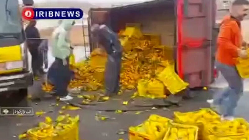 همدلی مردم در جاده فیروزکوه؛ نجات راننده کامیون واژگون شده با کمک فوری