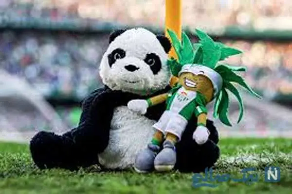 باران عروسک‌ها در ورزشگاه رئال‌بتیس؛ هواداران با سنتی زیبا دل کودکان نیازمند را شاد کردند