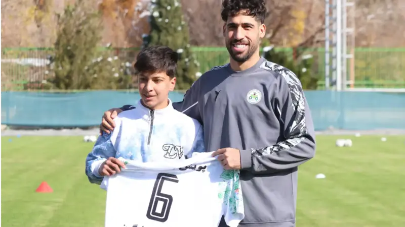 تقدیر ویژه ذوب آهن از توپ جمع‌کن مسئول و تاثیرگذار در بازی حساس + عکس