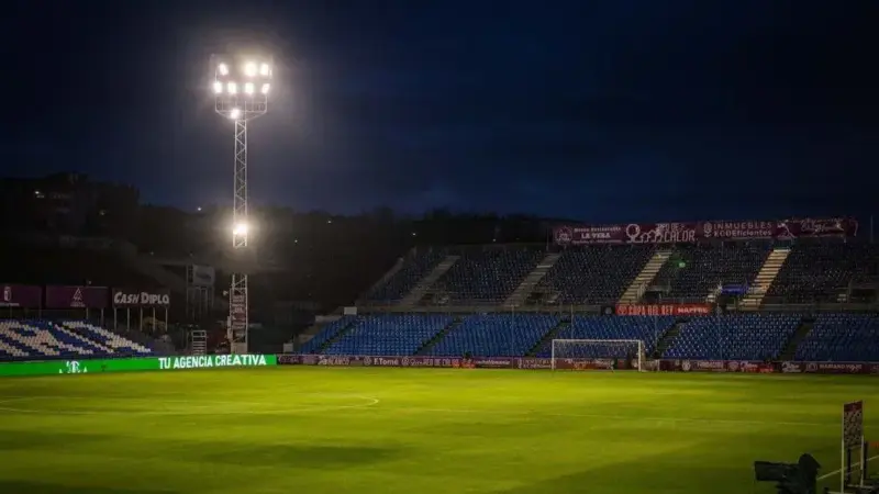 شروع بازی بارسلونا در جام حذفی با تاخیر امنیتی نیم‌ساعته!