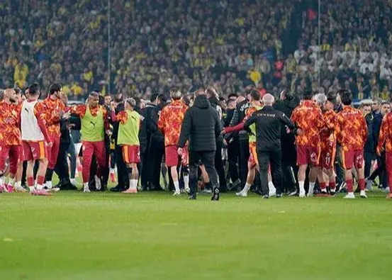 تنش انفجاری در دربی استانبول؛ درگیری پیش از سوت آغاز مسابقه!