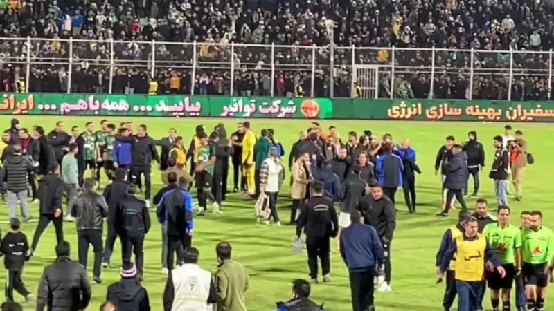 درگیری داغ ساپینتو و رحمتی بلافاصله پس از پایان بازی خیبر و استقلال!