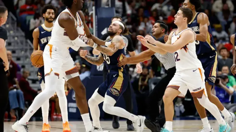 نزاع جنجالی در گران‌ترین لیگ بسکتبال جهان؛ صحنه‌های دیدنی و عجیب در زمین بازی!