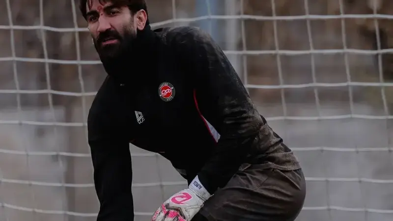 نگاه جنجالی بیرانوند پیش از تقابل حساس پرسپولیس و تراکتور؛ انتقام یا حمایت؟