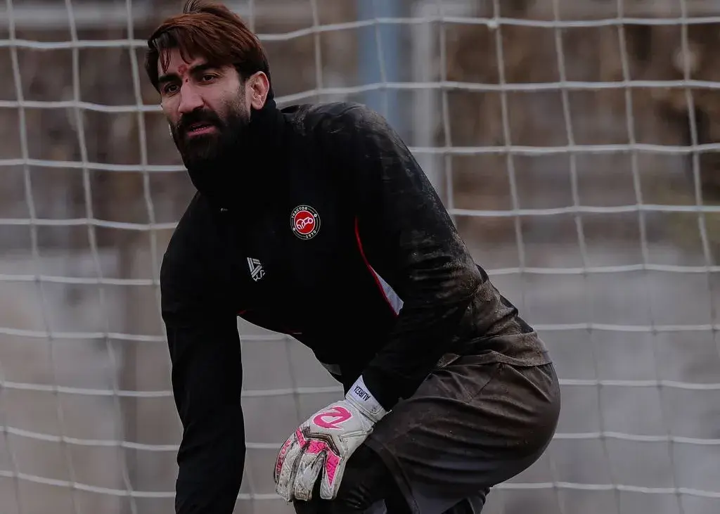 نگاه جنجالی بیرانوند پیش از تقابل حساس پرسپولیس و تراکتور؛ انتقام یا حمایت؟