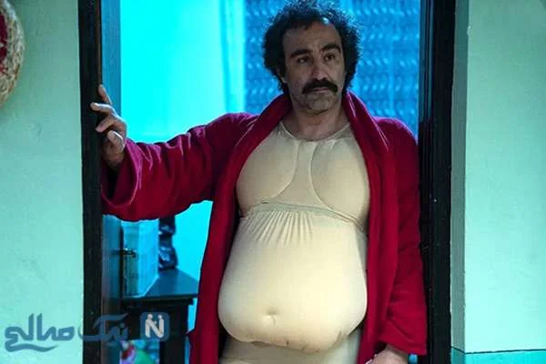 تصویر زیرخاکی از محسن تنابنده در ۶ سالگی و آغوش گرم پدرش در سال‌های آغازین دهه ۶۰ که مورد توجه کاربران قرار گرفت / یک قاب بسیار قدیمی و احساسی