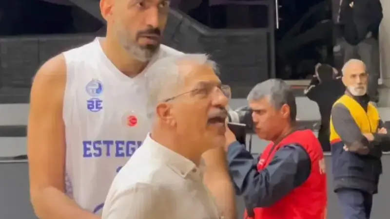 جنجال بزرگ در بازی استقلال به سوی رختکن داوران!