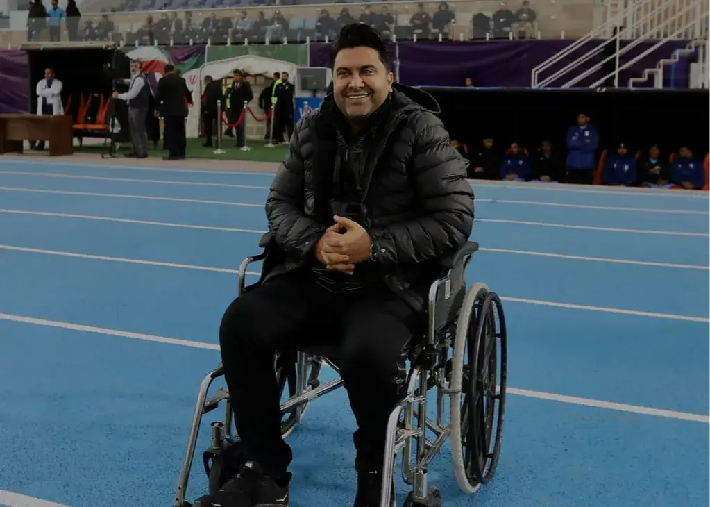 سعید اخباری با ویلچر کنار خط تیمش را به پیروزی رساند؛ داستانی الهام‌بخش از مقاومت و امید!