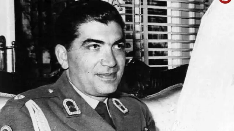 سفر شگفت‌انگیز به دهه ۴۰ با عکسی نادر از هویدا در کنار غلامرضا پهلوی و همسرش