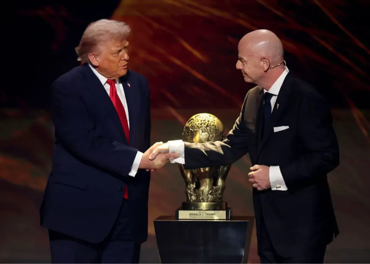 کارت قرمز به اینفانتینو پس از اهدای جنجالی جام صلح به ترامپ!