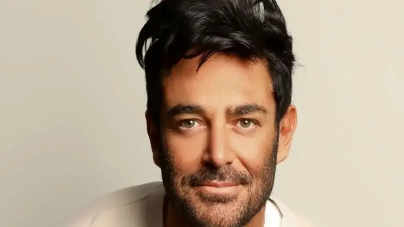 اجرای بی نظیر رضا گلزار با آهنگ عاشقانه جدیدش بنام “عوض شدی”+ویدئو/صدا، قیافه، تیپ، جذابیت همشو شش دانگ زده به اسمش