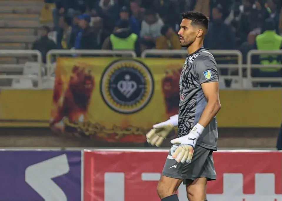 کاپیتان سابق استقلال چگونه سپاهان را به صدر جدول رساند؟ آمار خیره‌کننده حسینی دروازه‌بان محبوب نصف جهان