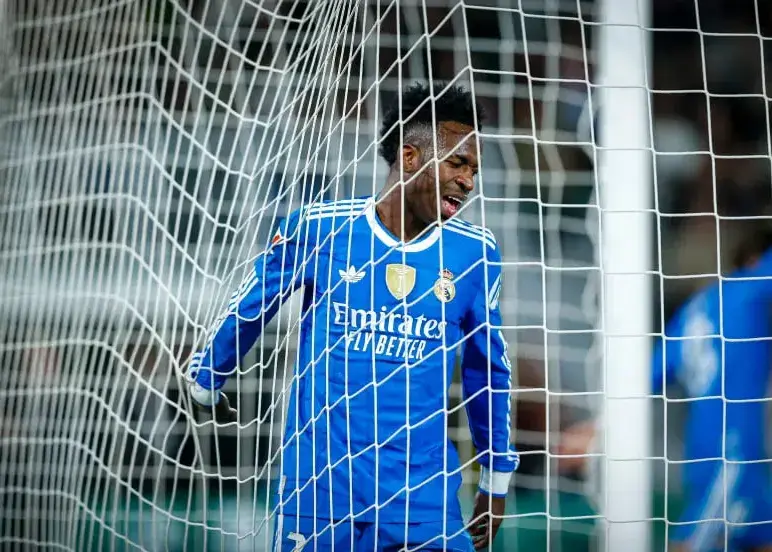 وینیسیوس در زمین خیرونا؛ لحظه‌ای که جنجال به پا کرد!