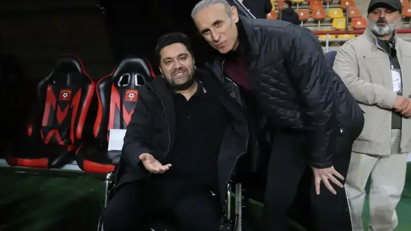 عذرخواهی جنجالی سعید اخباری از یحیی گل‌محمدی؛ راز گفت‌وگوی سه دقیقه‌ای پیش از بازی فاش شد!