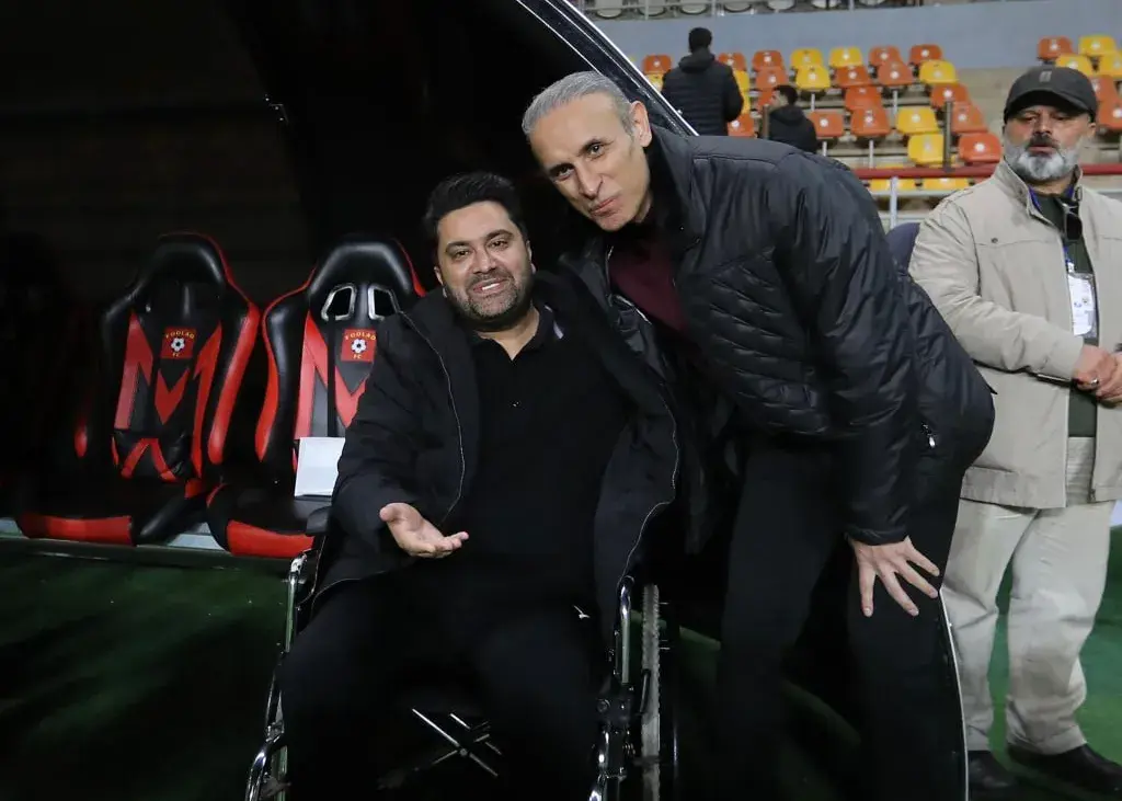 عذرخواهی جنجالی سعید اخباری از یحیی گل‌محمدی؛ راز گفت‌وگوی سه دقیقه‌ای پیش از بازی فاش شد!