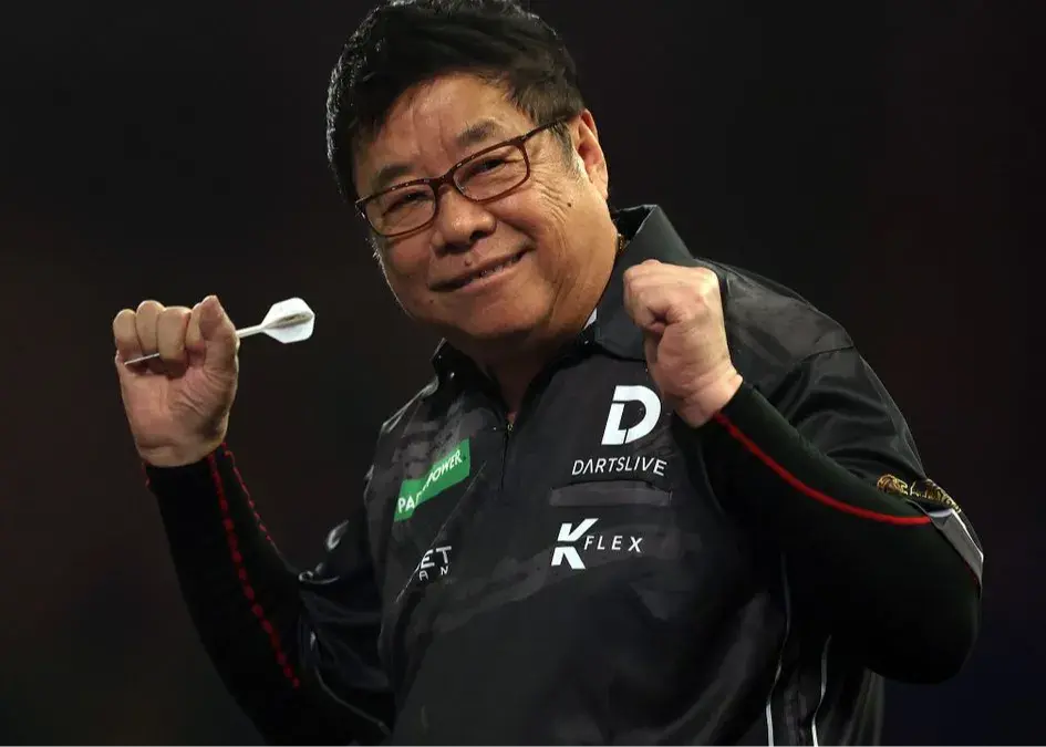 پدربزرگ 71 ساله دارت، جوان‌ها را در رقابت جهانی شگفت‌زده کرد!