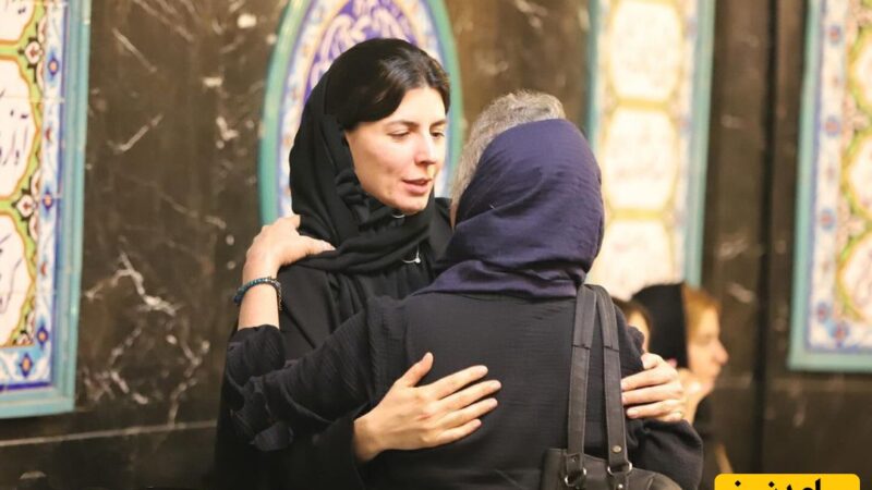 عرض تسلیت و دلگرمی دادن بازیگران و هنرمندان به لیلا حاتمی در مراسم ختم مادرش؛ پارسا پیروزفر، هانیه توسلی، نوید پورفرج، رحیم بامداد خمار، علی شادمان و…+ویدیو