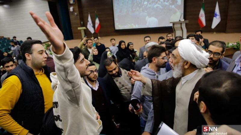تنش داغ در دانشگاه علوم تحقیقات؛ درگیری لفظی دانشجویان طرفدار جلیلی با پورمحمدی به اوج رسید!