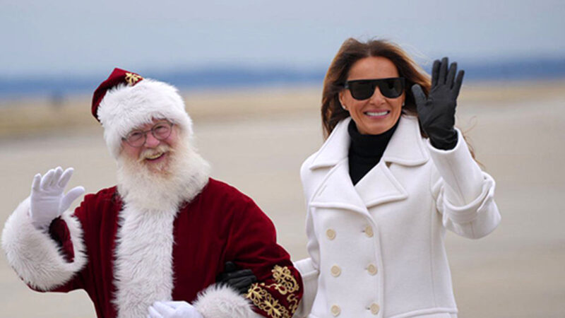 عکس‌های کریسمسی ملانیا ترامپ و بابانوئل خبرساز شد!